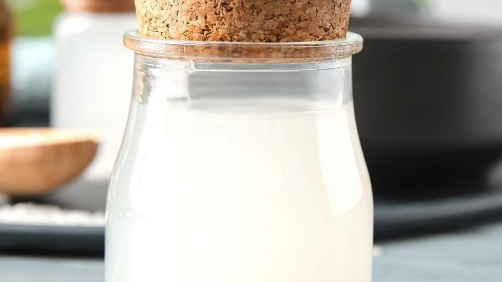 Gambar sebuah botol kaca berisi air rendaman beras