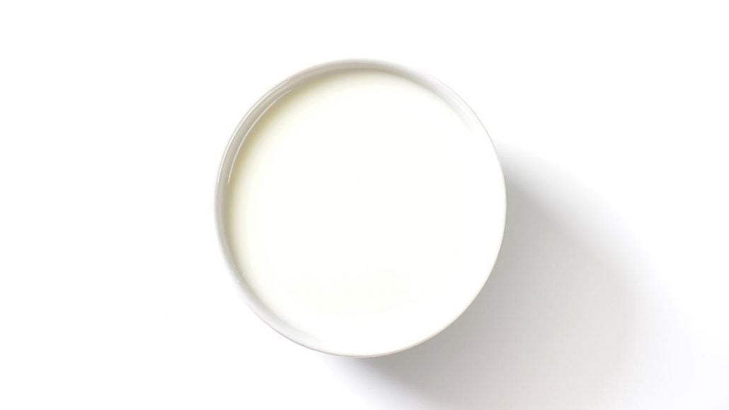 Gambar segelas susu cair. Susu cair bisa digunakan untuk perawatan rambut
