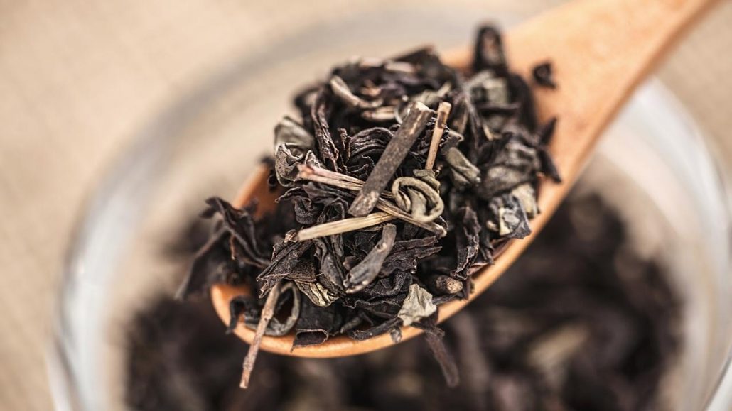 Gambar daun teh hitam. Teh hitam bisa digunakan untuk perawatan rambut